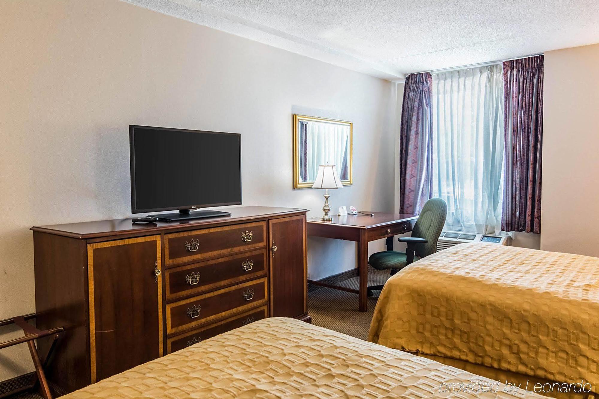 Plaza Inn & Suites ヘイガーズタウン エクステリア 写真