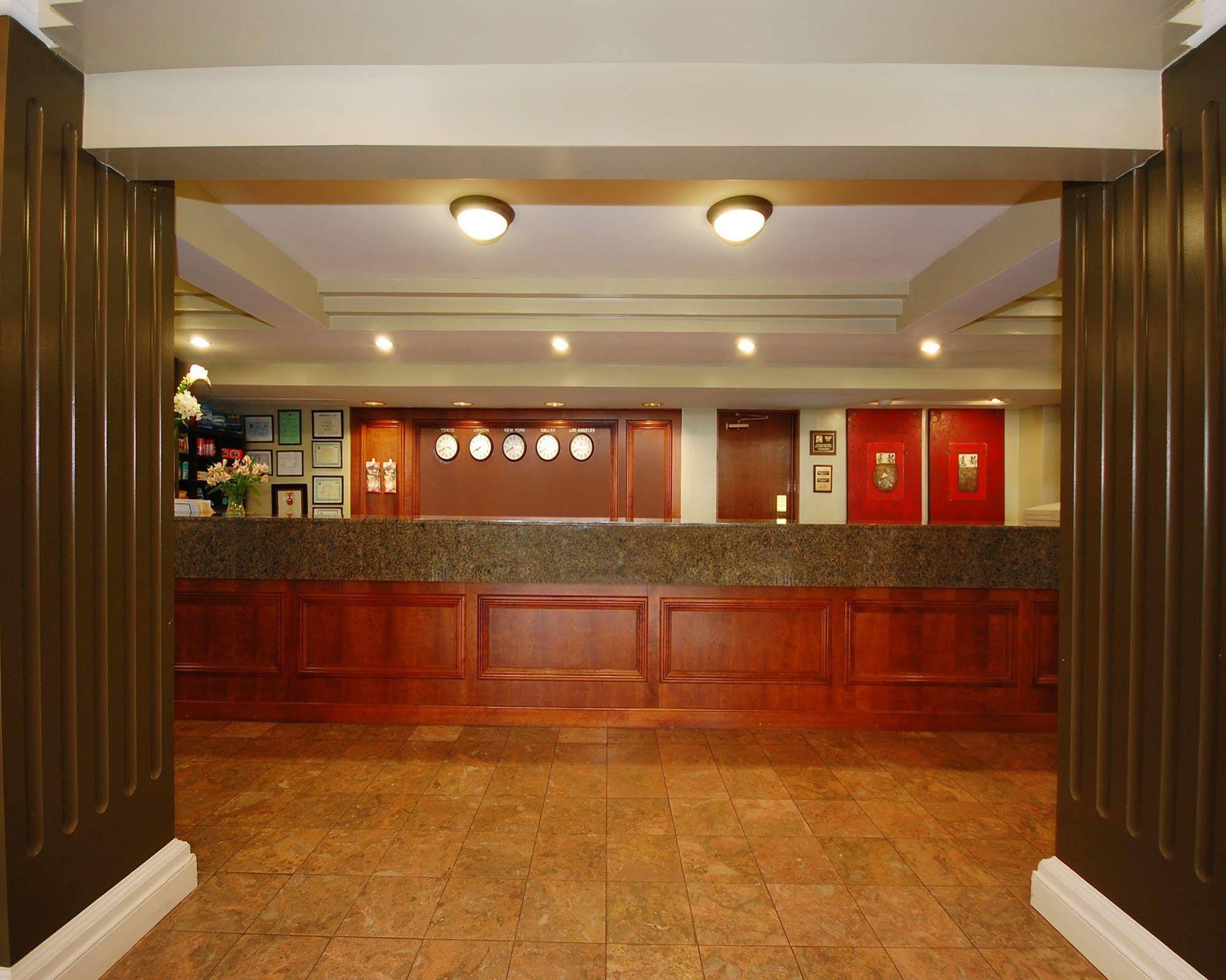 Plaza Inn & Suites ヘイガーズタウン エクステリア 写真