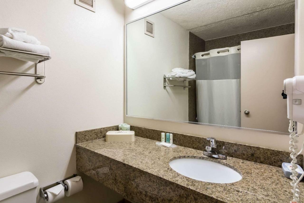 Plaza Inn & Suites ヘイガーズタウン エクステリア 写真