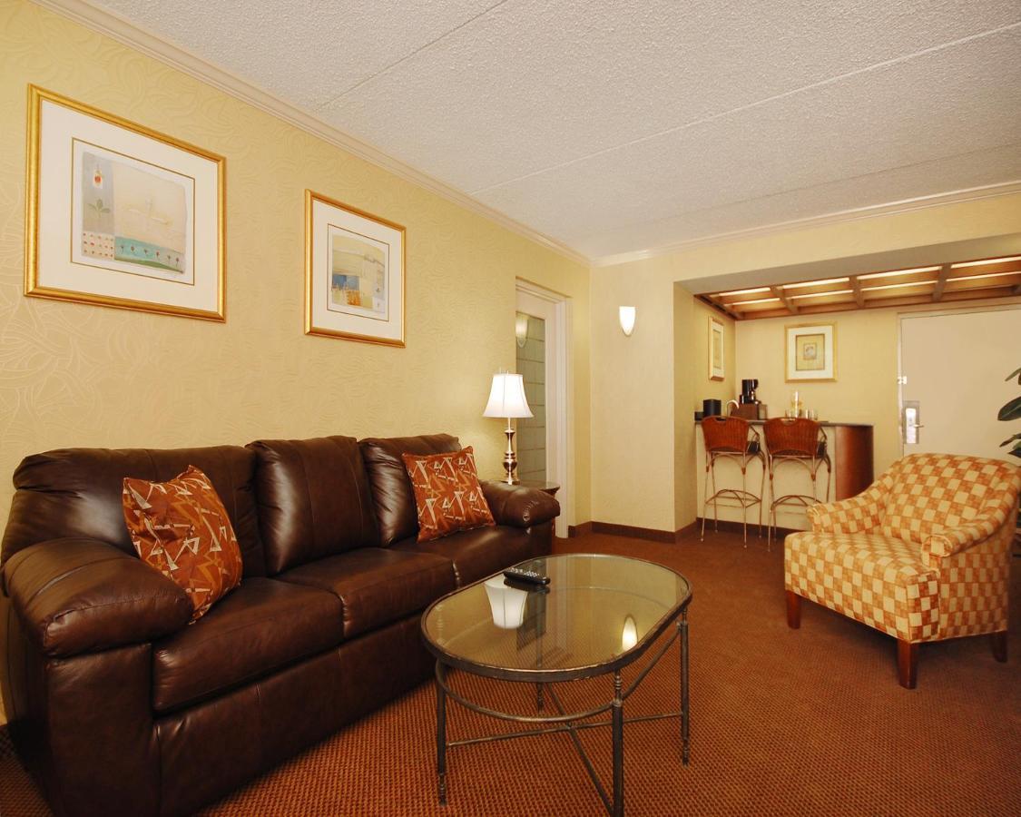 Plaza Inn & Suites ヘイガーズタウン エクステリア 写真